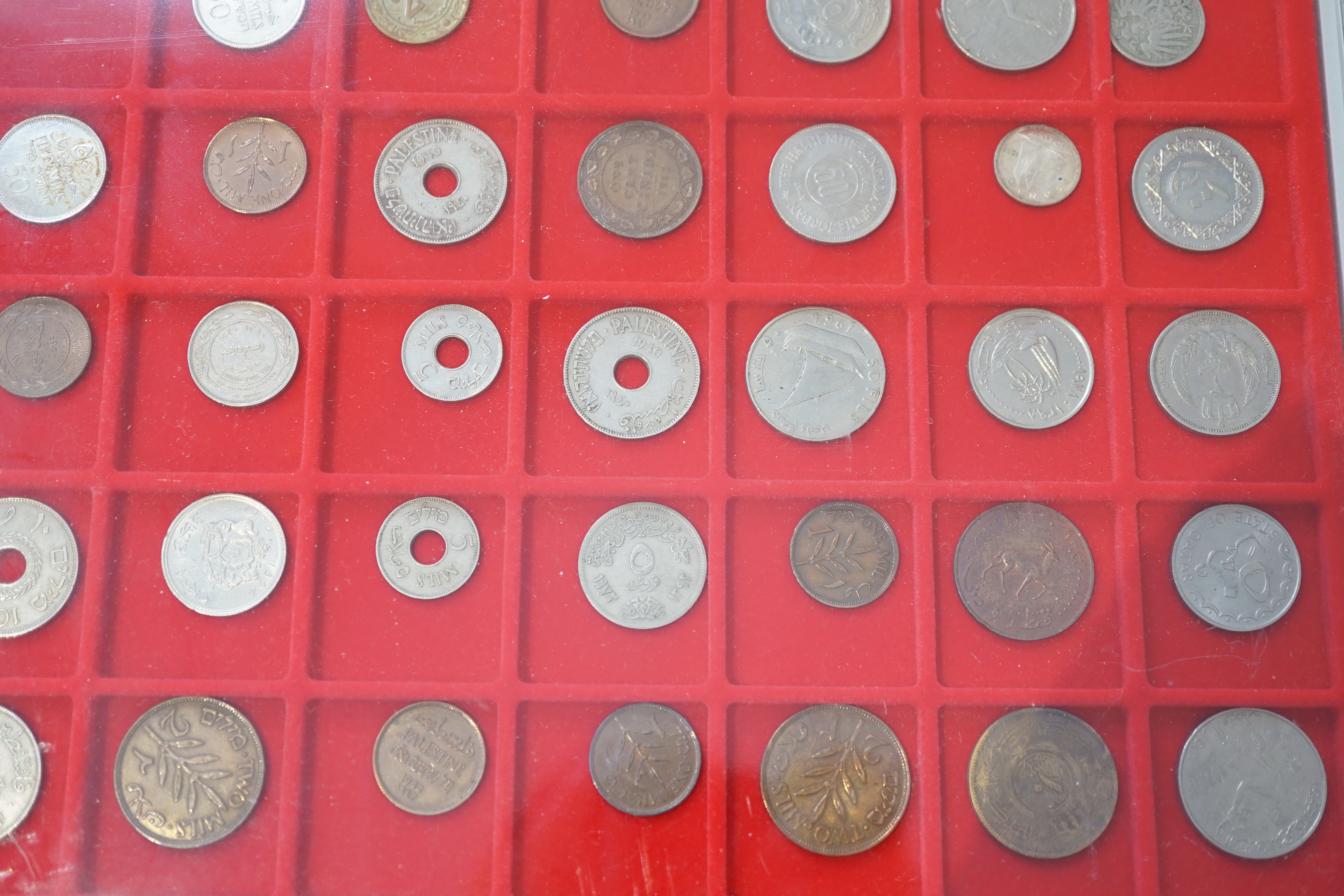 World coins, 20th century to include Tunisia, Palestine, Qatar, France, Italy, USA, housed in cases and a sleeve